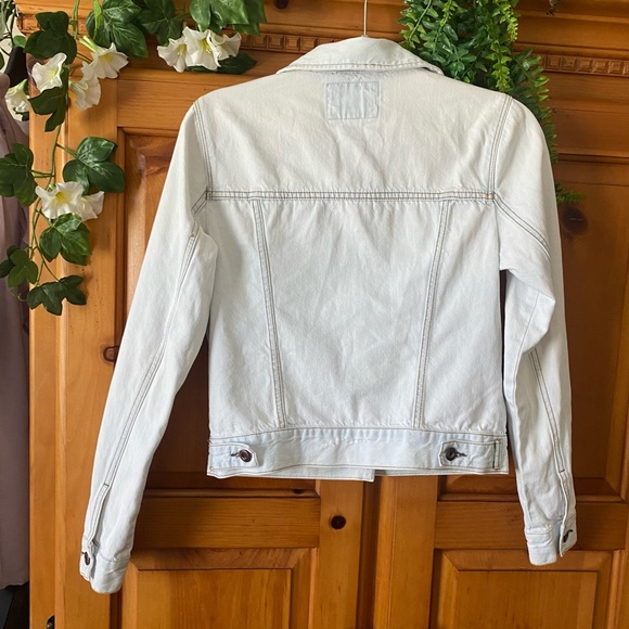 FOREVER 21 BLUE LIGHT WASHED DENIM JEAN JACKET - Picture 6 of 7